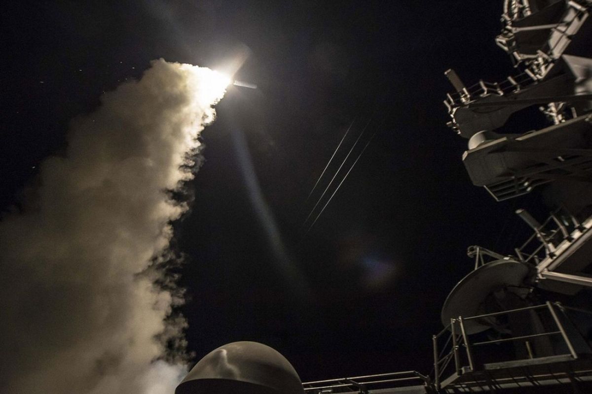 Puluhan rudal tomahawk ditembakkan dari dua kapal perang Angkatan Laut AS di Laut Mediterania untuk menarget pangkalan udara militer Suriah pada Jumat (7/4/2017) dini hari.
