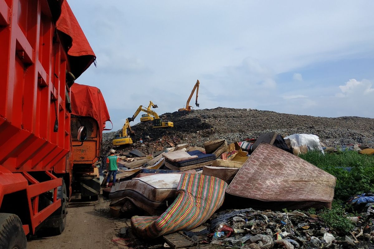 Sampah banjir Kota Bekasi yang didominasi rongsokan perabotan rumah tangga di TPA Sumur Batu, Bantargebang, Bekasi, Selasa (7/1/2020).