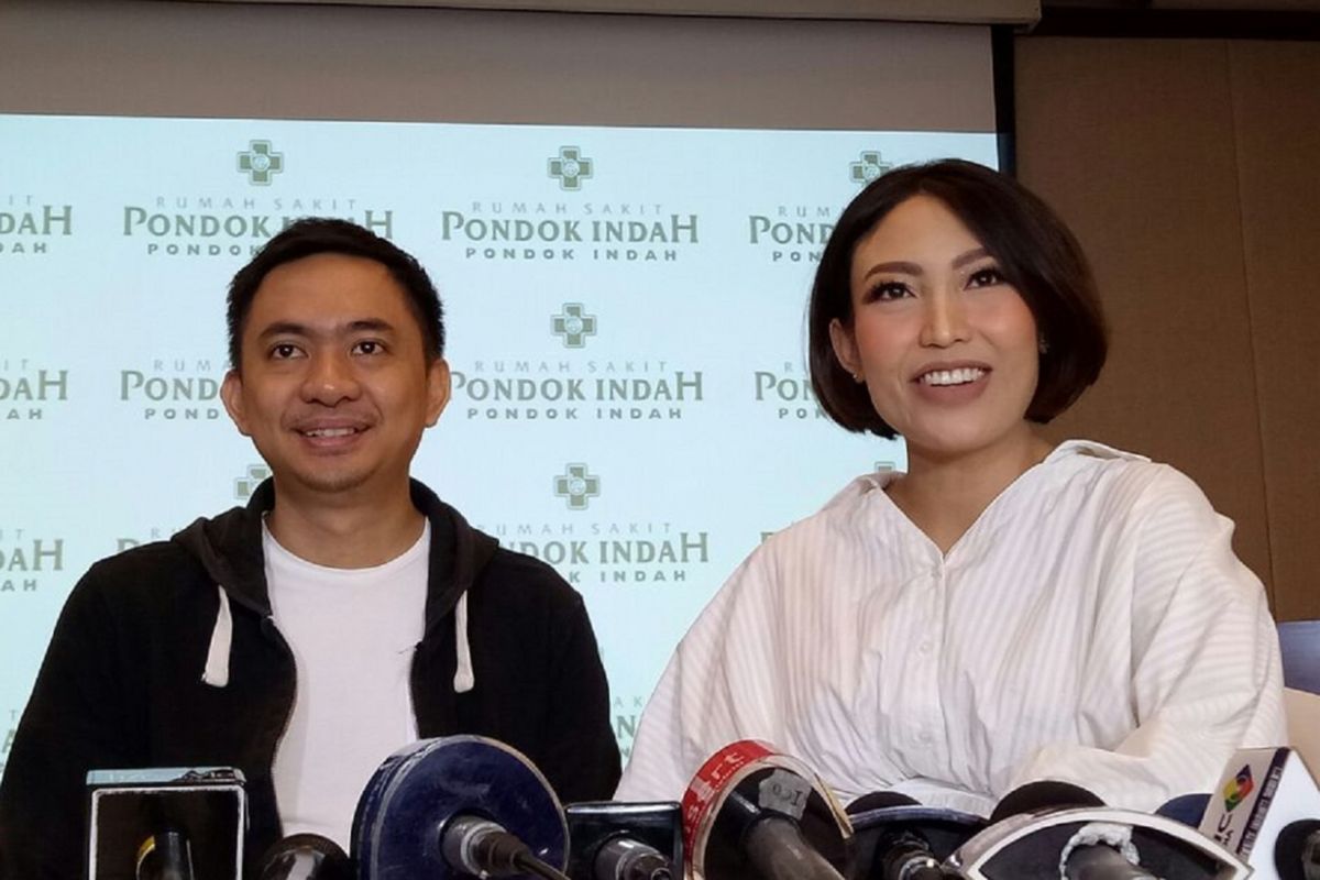 Ayu Dewi dan suaminya Regi Datau diabadikan saat jumpa pers kelahiran putra mereka di Rumah Sakit Pondok Indah, Jakarta Selatan, Senin (10/7/2017).