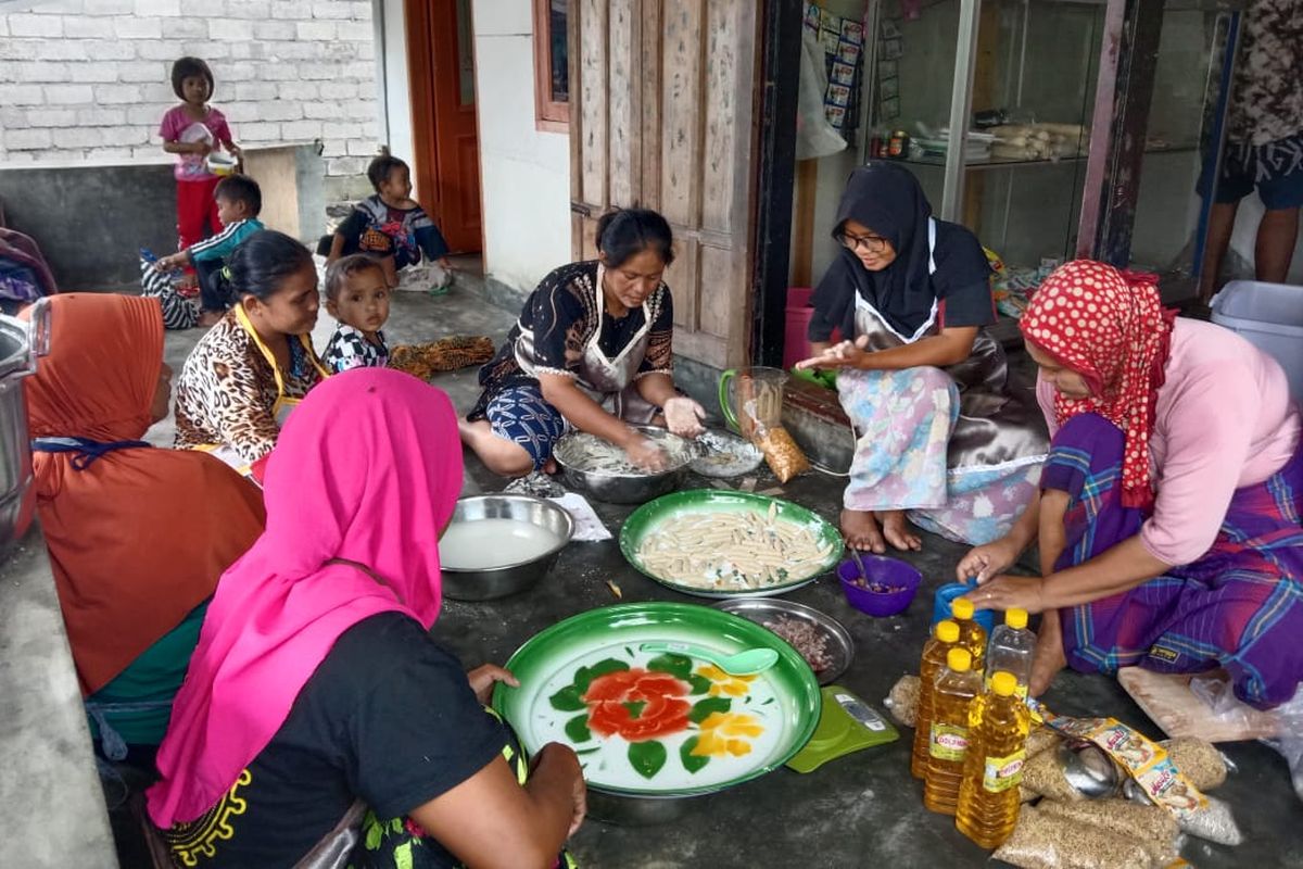 Nurhasunah, perintis usaha Tunah Food bersama warga sekitar sedang membuat produk.