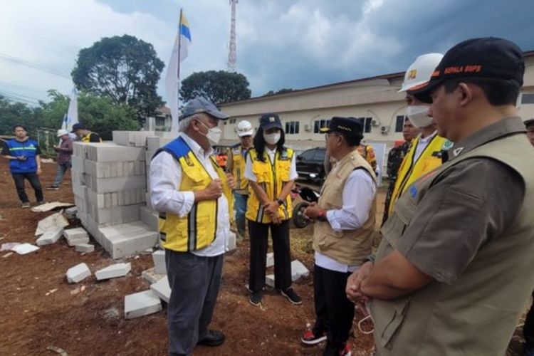 Menteri PUPR Basuki Hadimuljono saat meninjau progres penanganan pasca-bencana gempa di Cianjur pada Sabtu (03/12/2022).