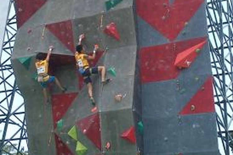 Dua atlet panjat tebing tengah bertanding di ajang kejuaraan Asian Sport Climbing Championship 2014 yang diselenggarakan di Gelanggang Pemuda, Mataram, Nusa Tenggara Barat (NTB) 1-3 Oktober. 
