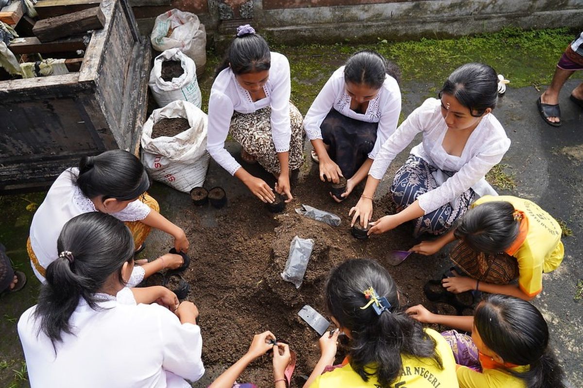 Lima strata agroforestri berperan penting di daerah tangkapan air dan memberikan manfaat lingkungan berupa air untuk mengairi sawah.