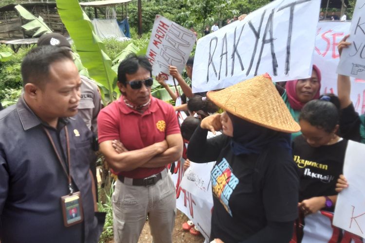 Ratusan petani Dayunan Sukorejo Kendal, yang menolak petugas PN. Kendal. KOMPAS.COM/ SLAMET PRIYATIN