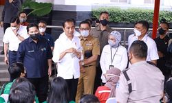 Menaker Ida Dampingi Presiden Jokowi Tinjau Penyaluran BSU di Bandung
