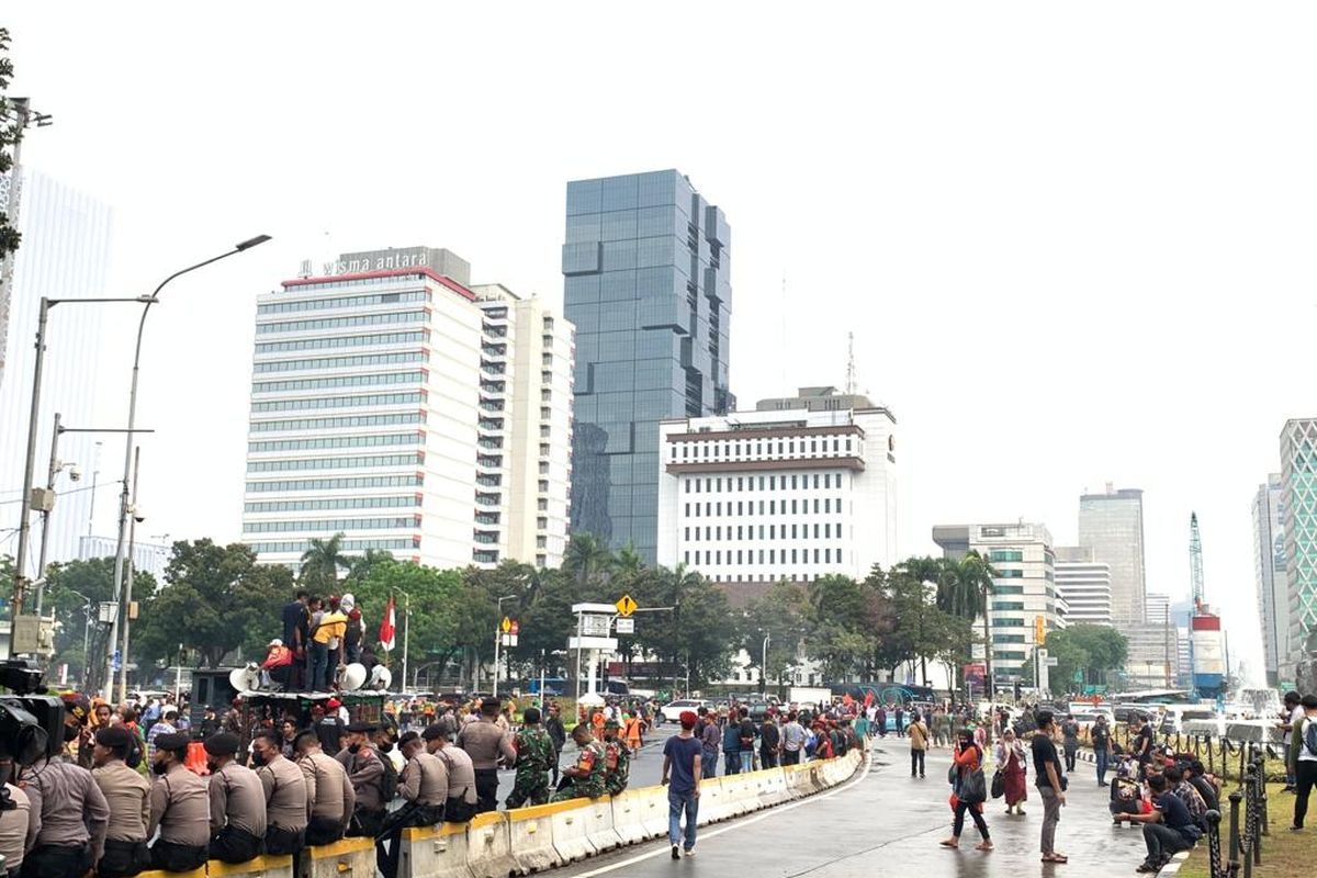 Massa dari mahasiswa membubarkan diri setelah melakukan aksi unjuk rasa menolak kenaikan harga BBM di kawasan Patung Kuda, Jakarta Pusat, Kamis (8/9/2022).