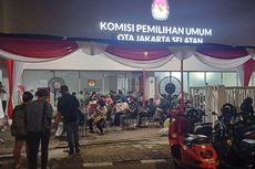 Urus Pindah TPS, Warga Masih Padati Kantor KPU Jaksel hingga Larut Malam