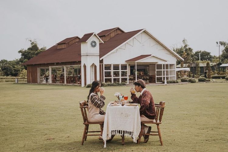 Potret pengunjung makan  di kawasan Rustic Market by Tha Lake.