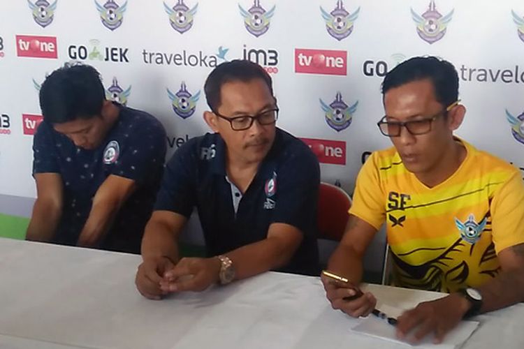 Pelatih Arema FC Aji Santoso (tengah) dan Ahmad Bustomi, dalam sesi jumpa pers sebelum pertandingan kontra Persegres Gresik United. 