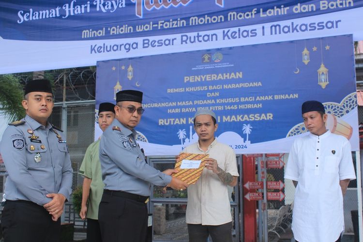 Karutan Kelas I Makassar Jayadikusumah saat menyerahkan secara simbolis berkas remisi kepada para narapidana di hari raya Idul Fitri 1445 Hijriah di Rutan Kelas I Makassar, Kota Makassar, Sulsel, Rabu (10/4/2024).