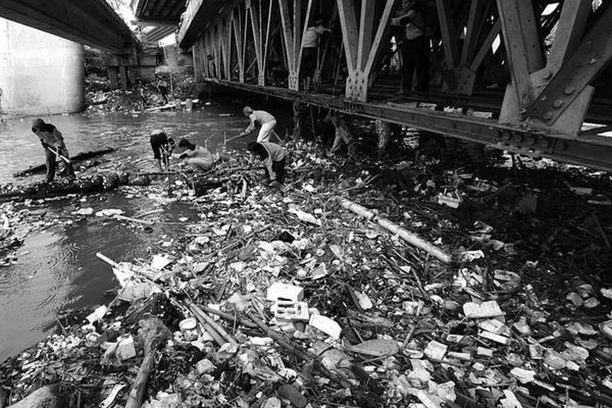 Anggota kelompok Relawan Indonesia turun ke bawah Jembatan Kalibata untuk membersihkan Kali Ciliwung, Jakarta, dari tumpukan sampah, Minggu (4/12). Kegiatan ini dilanjutkan dengan pemantauan titik timbunan sampah di sepanjang aliran Kali Ciliwung dari Kalibata hingga Kampung Melayu dengan menggunakan perahu karet.