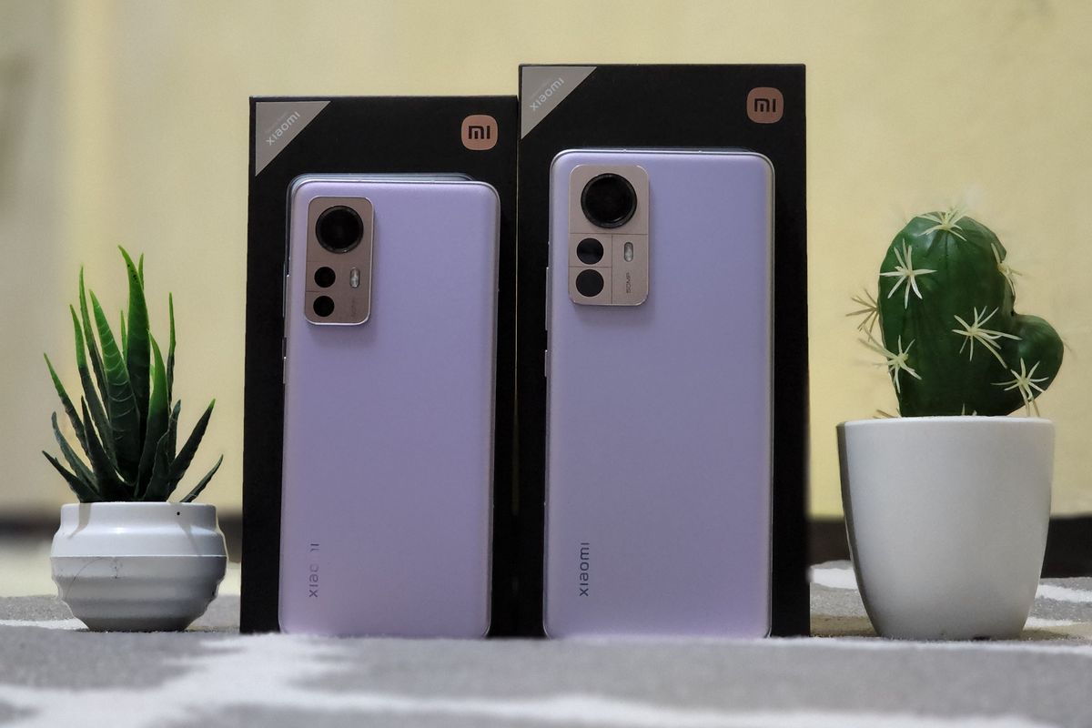 Tampilan belakang Xiaomi 12 (kiri) dan Xiaomi 12 Pro (kanan).