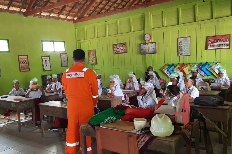 Seorang insinyur teknik lingkungan, Indra Harlisanto mengajar anak-anak sekolah di SD 01 Jepangrejo, Kecamatan Blora, Kabupaten Blora, Jawa Tengah, Sabtu (29/10/2022)