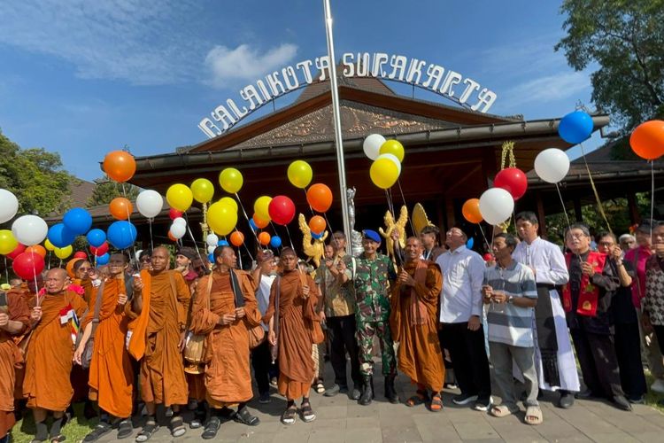 Dilepas dari Balai Kota Solo Menuju Borobudur, Puluhan Biksu Thudong Disambut Tradisi Pindapata dan Liong