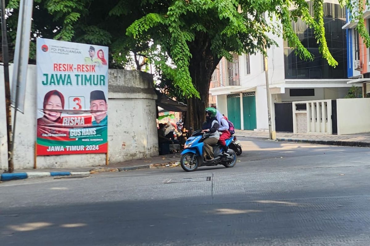 Baleho ukuran milik paslon Gubernur - Wakil Gubernur nomor 3 Risma-Hans rusak di jalan Hasanuddin Kota Pasuruan, Senin (14/10/2024) 