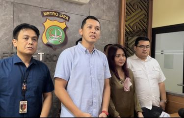 Audy Item didampingi Kasat Reskrim Polres Metro Bekasi Kota Kompol Ivan Adhitira usai menjalani pemeriksaan di Polres Metro Bekasi Kota, Selasa (21/6/2022). 