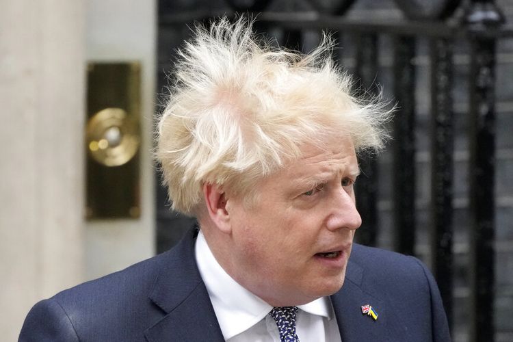 Perdana Menteri Inggris Boris Johnson membacakan pernyataan pengunduran dirinya di luar kantornya di Downing Street Nomor 10, London, Kamis (7/7/2022). Johnson mengatakan, ia akan tetap menjabat sebagai Perdana Menteri Inggris hingga proses pemilihan pemimpin baru selesai.