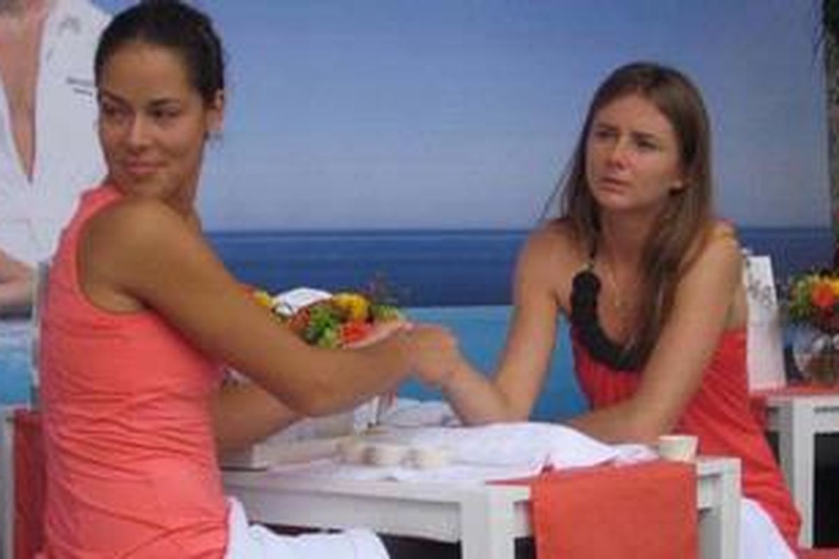 Daniela Hantuchova (kanan) dan Ana Ivanovic, ketika ikut kegiatan perawatan kulit di Nikko Bali, Selasa (2/11/10), sebelum tampil di turnamen Commonwealth Bank Tournament of Champions.