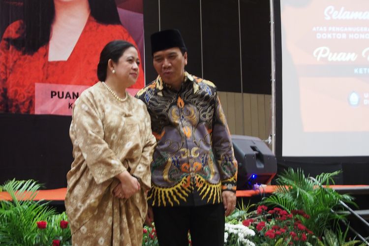 Ketua DPR Puan Maharani (kiri) dan Rektor Universitas Diponegoro (Undip) Yos Johan Utama, Kamis (13/2/2020) malam, usai resepsi menjelang pengukuhan doktor honoris causa untuk Puan.