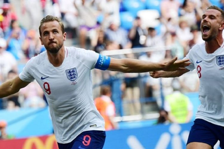 Harry Kane dan Jordan Henderson merayakan gol Inggris ke gawang Panama pada pertandingan Grup G Piala Dunia 2018 di Nizhny Novgorod, 24 Juni 2018. 