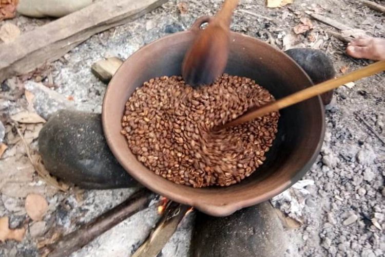 Kopi Sangtra dari wilayah pegunungan Latimojong di Kabupaten Luwu, masih diolah dengan cara tradisional sehingga produksinya belum besar. 