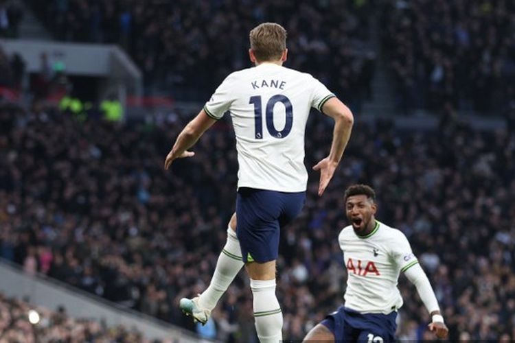 Striker Inggris, Harry Kanem saat berselebrasi usai mencetak gol ke gawang Man City dalam lanjutan pekan ke-22 Liga Inggris. Laga Tottenham vs Man City digelar di Tottenham Hotspur Stadium pada Minggu (5/2/2023). (Foto dari ADRIAN DENNIS/AFP) 