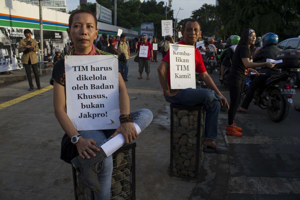 Sejumlah massa aksi bediam diri di atas tiang di depan Taman Ismail Marzuki (TIM), Cikini, Jakarta Pusat, Jumat (14/2/2020). Menolak revitalisasi, para seniman melakukan aksi diam di depan halaman TIM.