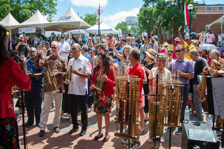 Permainan musik angklung di Festival Colorful of Indonesia di Kota Frederick AS.