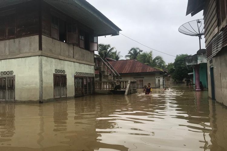 Banjir merendam ratusan rumah warga di Merangin karena luapan Sungai Batang Tabir