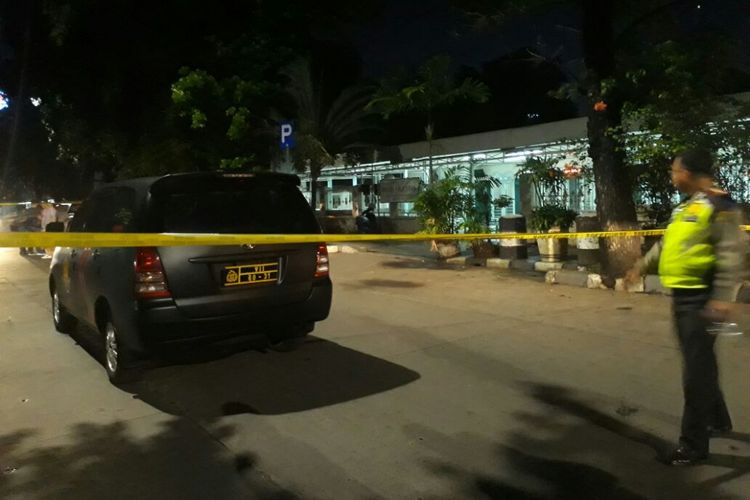 Lokasi penusukan dua orang polisi oleh seorang pria di sekitar Masjid Falatehan, Jalan Falatehan, Kebayoran Baru, Jakarta Selatan, diberi garis polisi, Jumat (30/6/2017) malam.