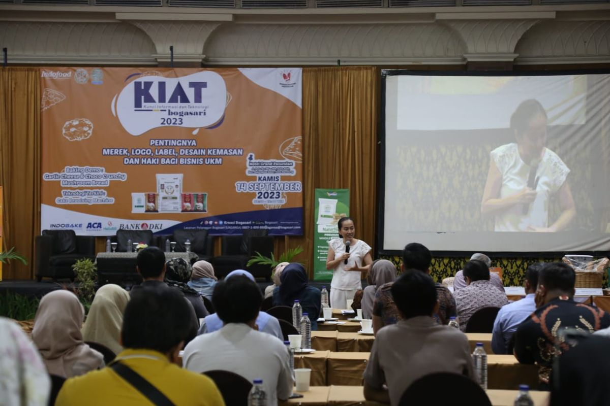 PT Indofood Sukses Makmur Tbk Divisi Bogasari kembali memberikan pelatihan kepada UKM binaanya melalui Kunci Informasi dan Teknologi (KIAT) Bogasari 2023 yang diselenggarakan di Kota Bandung, Kamis (13/9/2023).