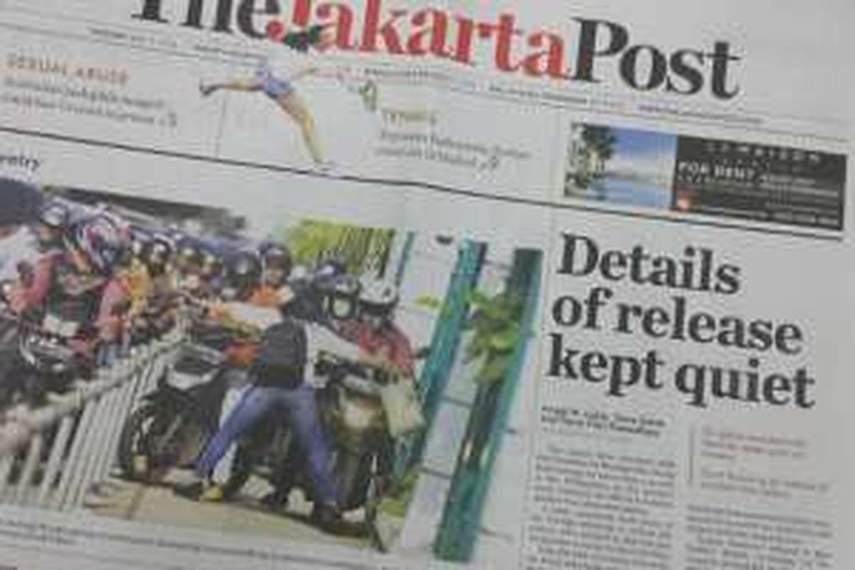 Halaman muka koran The Jakarta Post yang menampilkan aksi Alfini menghadang sepeda motor