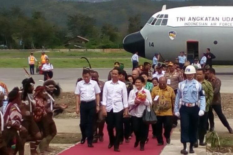 Presiden Joko Widodo dan Ibu Negara Iriana saat mengunjungi Bandara Wamena, Papua, Rabu (30/12/2015).