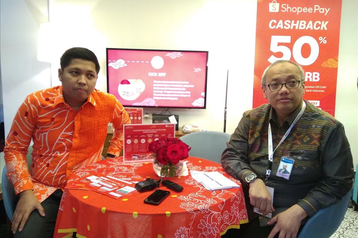 Head of Government Relationship Shopee
Indonesia Radityo Triatmojo (kiri) dan Kepala Departemen Pengembangan UMKM dan Perlindungan Konsumen Bank Indonesia Budi Hanoto dalam wawancara ekslusif di IKK Jakarta, Jumat (12/7/2019).