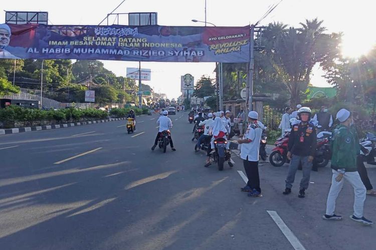 Sejumlah jemaah terus berdatangan ke Kawasan Puncak Bogor, Jawa barat menyambut Habib Rizieq Shihab, Jumat (13/11/2020).