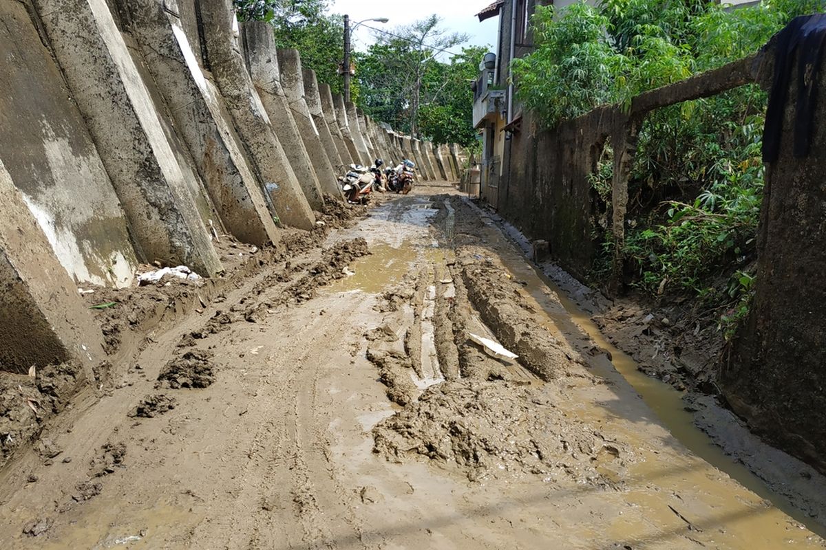 Wilayah RT 001/RW 008 Pondok Gede Permai, Jatiasih, Kota Bekasi masih terbenam lumpur sedalam mata kaki orang dewasa selepas masa tanggap darurat banjir di Kota Bekasi berakhir, Rabu (15/1/2020).
