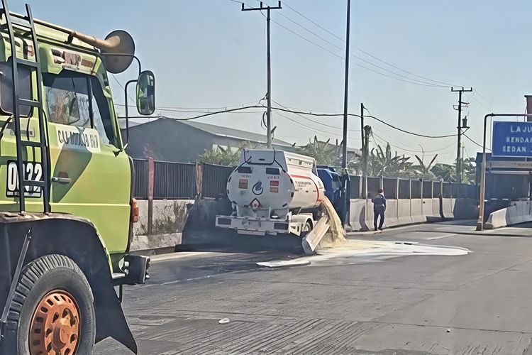 Truk Pengangkut BBM Tabrak Tronton di Tol Reformasi Makassar, Solar Tumpah ke Jalan