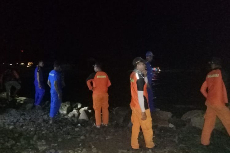 Tim SAR saat melakukan upaya pencarian terhadap korban yang hilang di perairan Tanjung Meriam, Kecamatan Lambu, Kabupaten Bima, Jumat (24/6/2022).