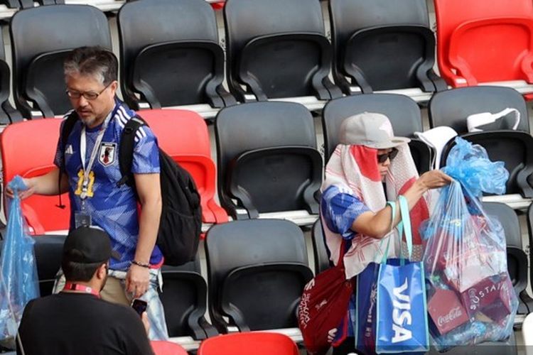 Suporter timnas Jepang tetap konsisten menjaga budaya bersih-bersih memungut sampah meski tim kebanggaan mereka takluk 0-1 dari Kosta Rika pada laga Grup E Piala Dunia 2022 di Ahmed bin Ali Stadium, Minggu (27/11/2022).