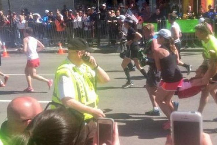 Empat pelari di Maraton Boston, Senin (21/4/2014), membantu satu pelari lain yang sudah nyaris roboh di kilometer terakhir maraton ini.