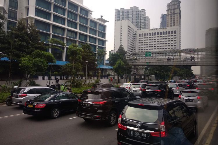 Ilustrasi kemacetant di Jalan Jenderal Sudirman ke arah Monas akibat aksi unjuk rasa di depan Kantor Badan Pengawas Pemilu (Bawaslu) RI di Jalan MH Thamrin, Jumat (10/5/2019) sore. 