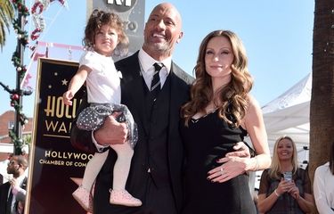 Aktor Dwayne Johnson atau The Rock dan penyanyi Lauren Hashian serta putri mereka, Jasmine, menghadiri acara penganugerahan bintang di Hollywood Walk of Fame, Hollywood, California, pada 13 Desember 2017.   