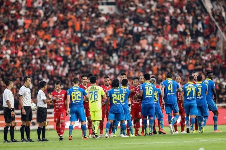 Pemain Persija Jakarta berjabat tangan dengan pemain Persib Bandung pada laga pekan kedelapan Liga 1 2019 di Stadion Utama Gelora Bung Karno, Jakarta, Rabu (10/7/2019). Persija Jakarta bermain imbang dengan skor 1-1 melawan Persib Bandung