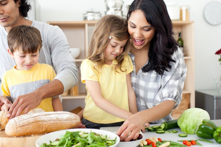 Ilustrasi orangtua yang menyiapkan makanan bersama anak.