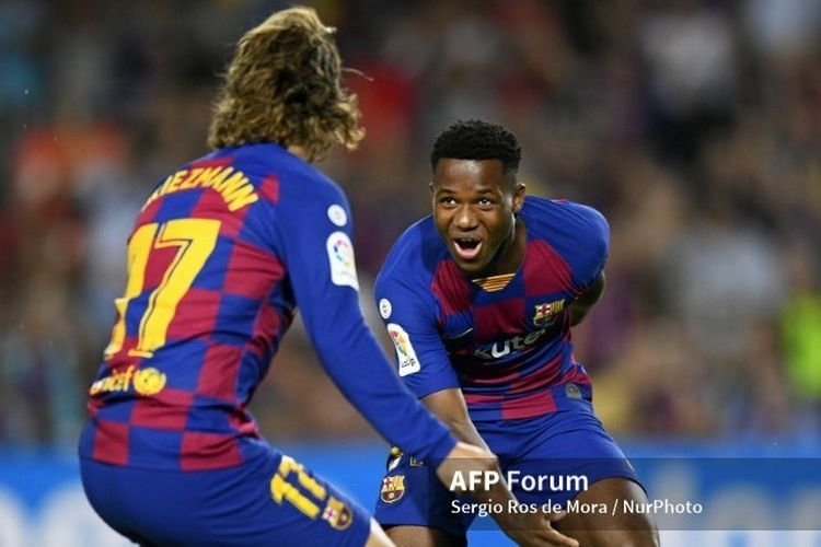 Pemain muda Barcelona, Ansu Fati merayakan golnya bersama Antoine Griezmann.