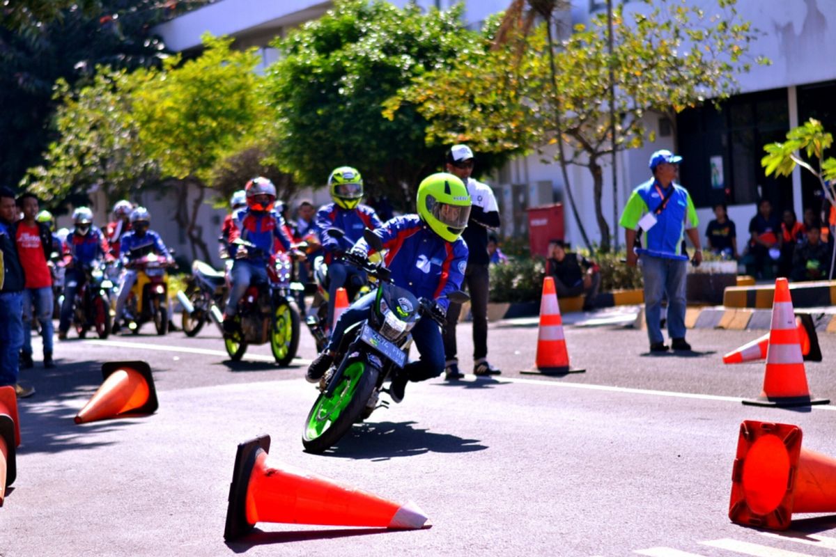 Defensive riding komunitas Suzuki Satria.