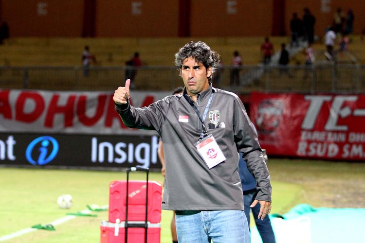 Pelatih Bali United, Stefano Cugurra Teco.