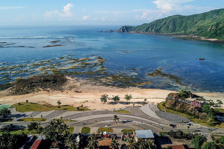 Foto udara yang diambil pada 23 Februari 2019 memperlihatkan progres pembangunan kawasan Pantai Mandalika yang akan menjadi lokasi Pertamina Mandalika International Street Circuit alias Sirkuit Mandalika.