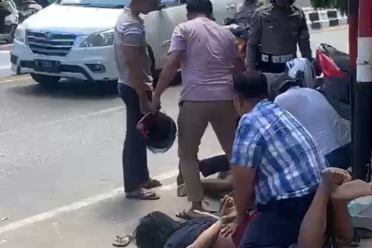 Polisi menangkap dua pekaku yang konsumsi narkoba di Jalan Trunojoyo Sumenep, Jumat (9/8/2024)