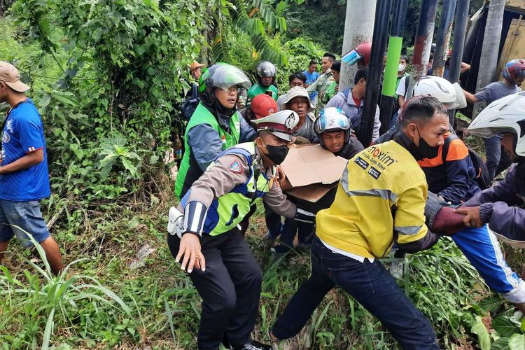 Proses evakuasi korban pengendara sepeda motor tergencet setelah truk boks tidak kuat menanjak di Jalan P Emir M Noer, Kamis (4/8/2022) pukul 11.00 WIB.